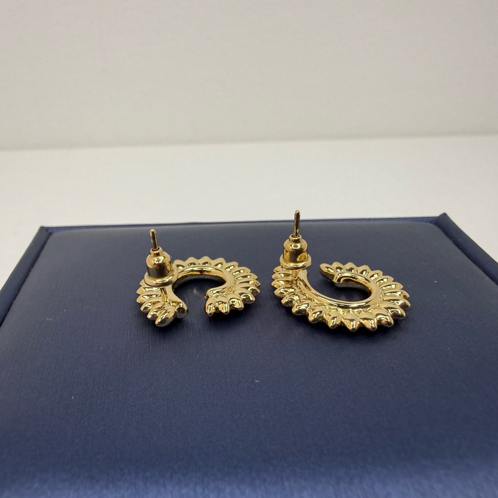 18K Genuine Yellow Gold Spiked Stud Earrings (Preowned) - Picture 6 of 17